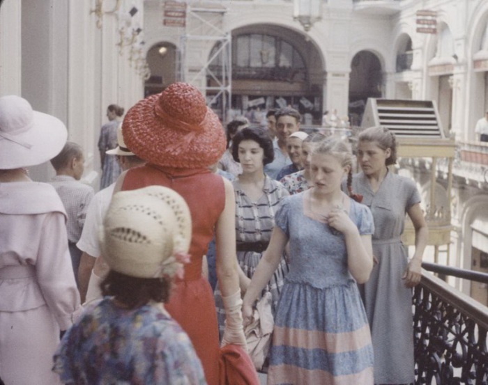 Эстетический шок, который испытали граждане Советского Союза, глядя на парижских красоток в «заморских» одеждах.
