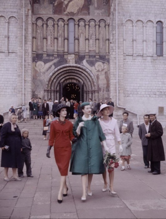 12–16 июня в 1959 году в зале «Труд» дома культуры «Крылья Советов» в Москве впервые состоялись показы летней одежды французского дома мод Кристиан Диор.