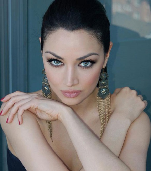 «Богиня Персии», иранская певица, актриса, модель, а также дипломированный переводчик.