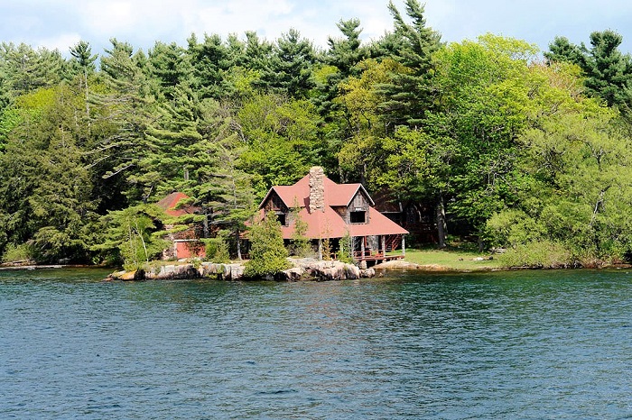 Красивое место, с великолепными пляжами и лазурным морем. Красивое место, с великолепными пляжами и лазурным морем.