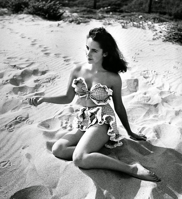 В шикарном купальнике с оборками, 1947 год.