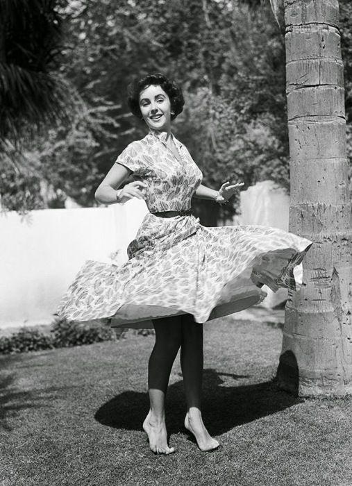 Тейлор танцует у себя дома в Лос-Анджелесе, 1948 год.