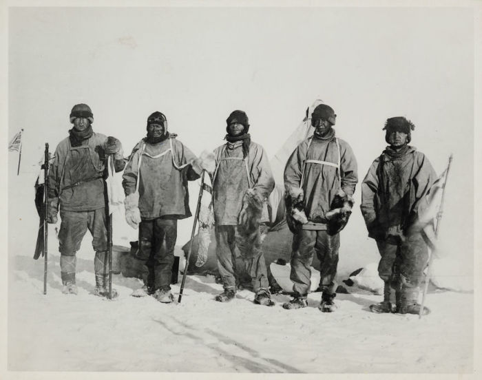 Слева направо: доктор Уилсон,  капитан Скотт, PO Эванс, капитан Оутс и лейтенант Боуэрс. Позади них палатка, в которой они жили.