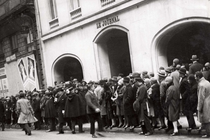 Публика у входа в здание, где выбирают мисс Европа - 1930 года.