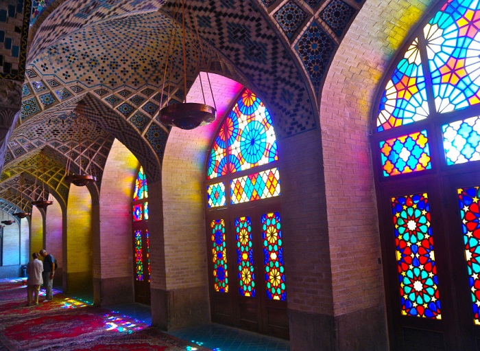 Убранство похоже на огромный калейдоскоп: солнечные лучи, проникая внутрь здания сквозь разноцветные витражные окна, превращают залы мечети в ослепительный лабиринт.