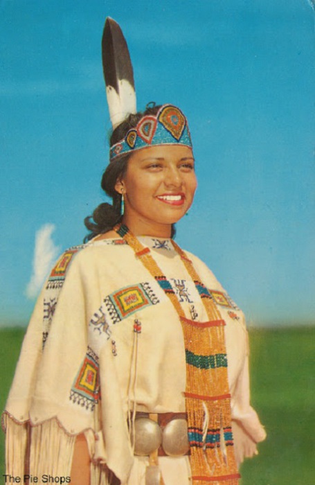 Девушки из всех уголков Соединенных Штатов и Канады, представляющих многие племена, ежегодно участвуют в конкурсе.