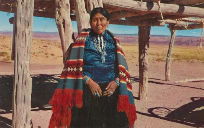 Богатство семей племени Навахо, проявляется в ювелирных изделиях, которые носили женщины.