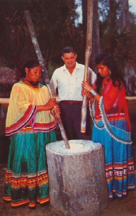 Работа индейских женщин.