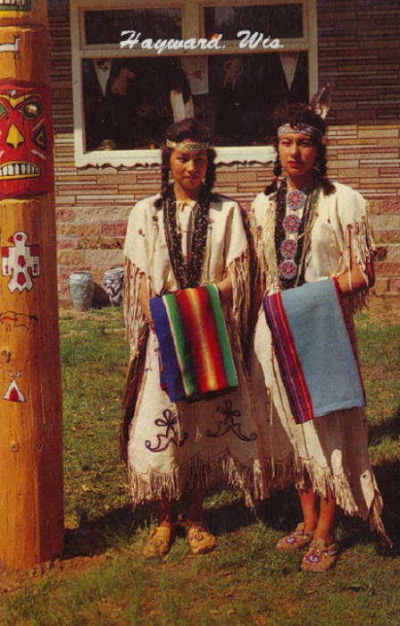 Национальные костюмы индейских женщин.