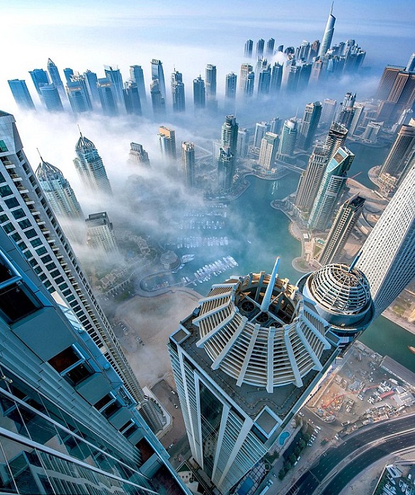 Одна из самых высоких жилых башен в мире, взмывает вверх на 414 метров и 100 этажей над землей.