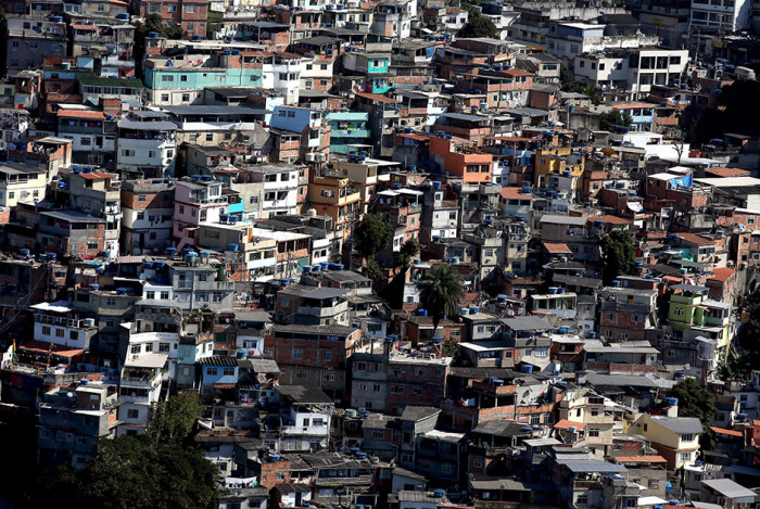 Бразильские трущобы, расположенные на склонах гор.