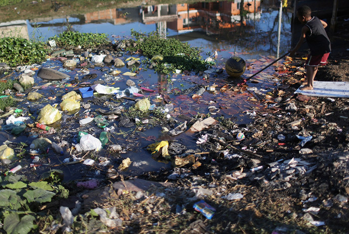 Часть отходов сбрасывается жителями в городские каналы, и это никого не смущает.