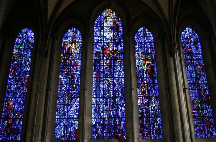 Готический собор Девы Марии в городе Солсбери, считается чистейшим образцом английской готики. Окна собора богато украшены витражами, некоторые из них старинные некоторые заменялись в окнах во время реставрации.