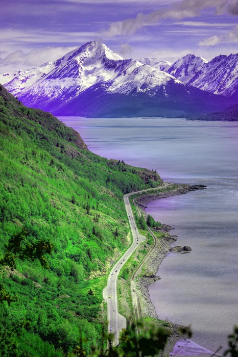 Дорога является единственной связывающей нитью между Аляской и другими шататми США.