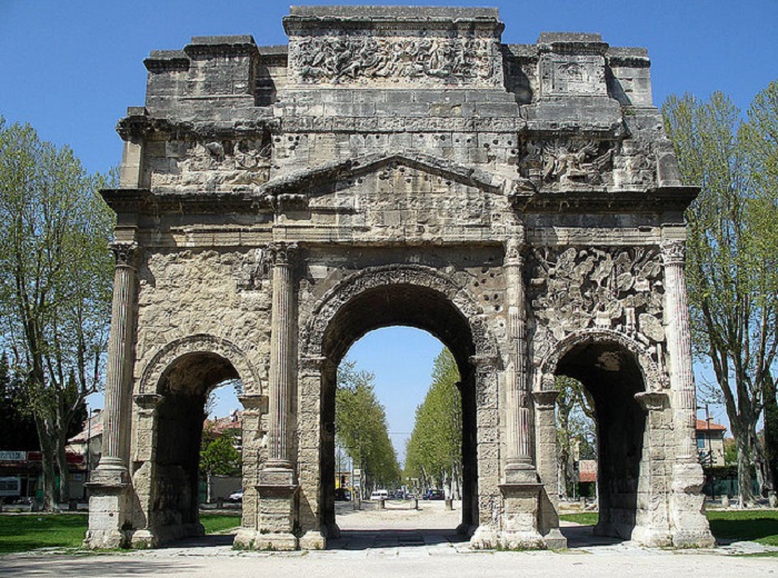 Арка построенная в честь победы второго легиона Юлия Цезаря.