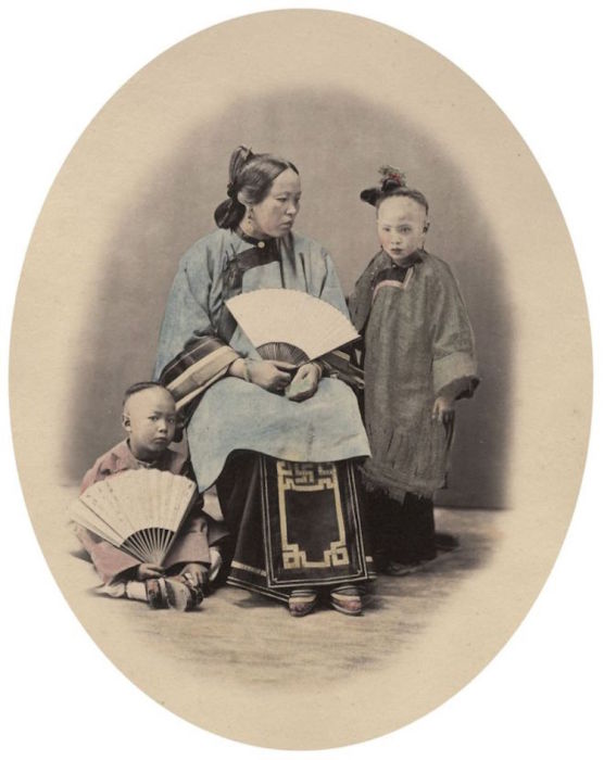 Женщина с детьми в национальном одеянии.