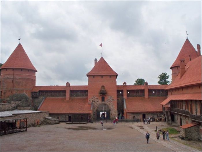 В Тракайском замке в Литве снимали часть сцен фильма «Приключения Электроника».