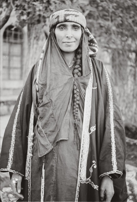 Сельские женщины заматывали голову платками из плотной ткани, оставляя на виду заплетенные косы.