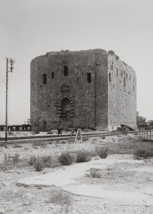 Львиная башня получила свое название из-за львов, вырезанных на барельефе, который когда-то располагался над входом в башню.