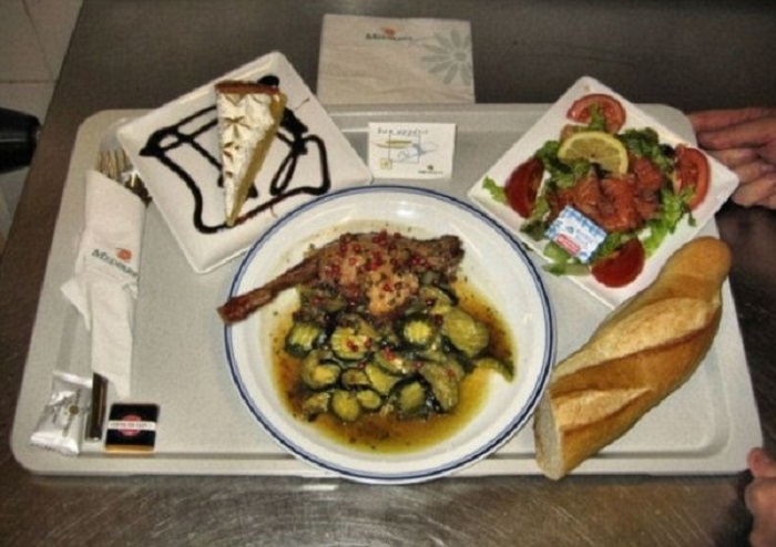 Одна из парижских клиник предлагает пациентам салат с рыбой, жареную курицу с кабачками, фирменный багет и кусок пирога на десерт.