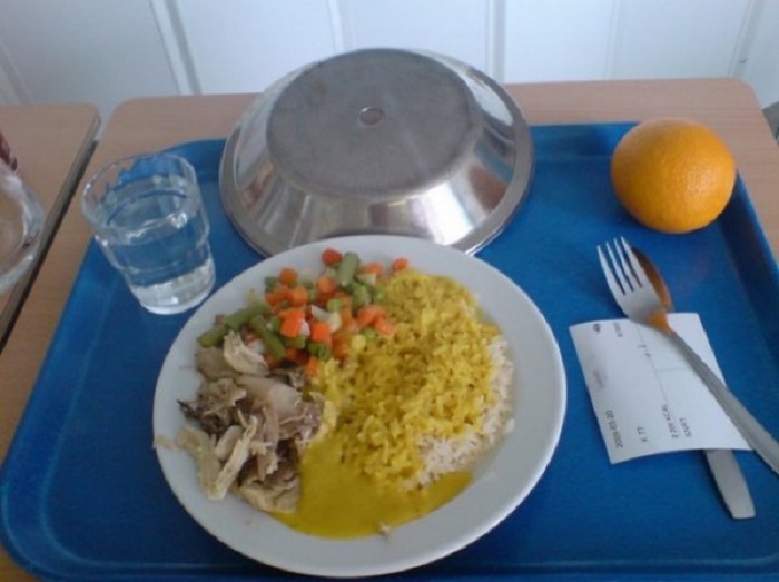Куриный карри, рис, овощи и апельсин.