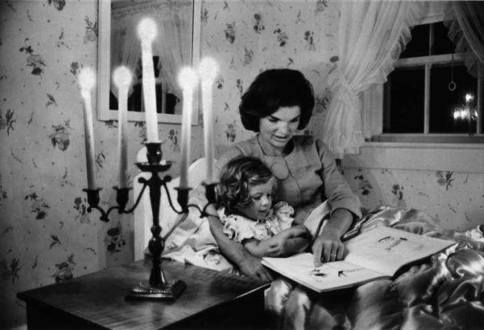 Джеки Кеннеди и ее дочь Каролина в Хианисспорте, штат Массачусетс, в 1960 году.