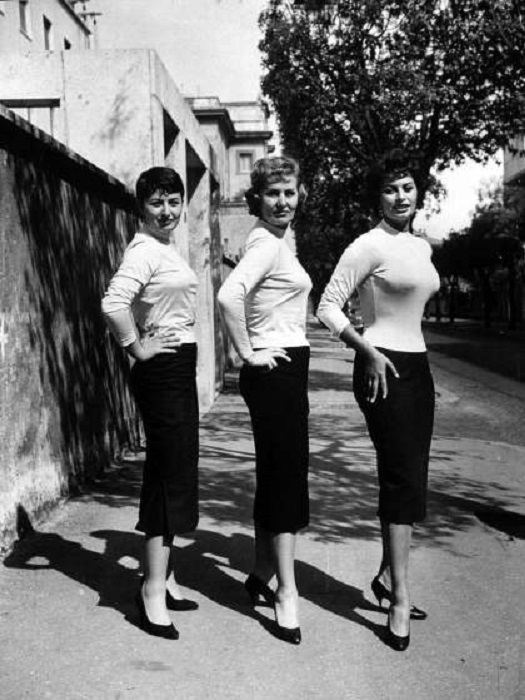 Софи Лорен (справа) позирует с матерью (в центре) и сестрой Марией в 1957 году.