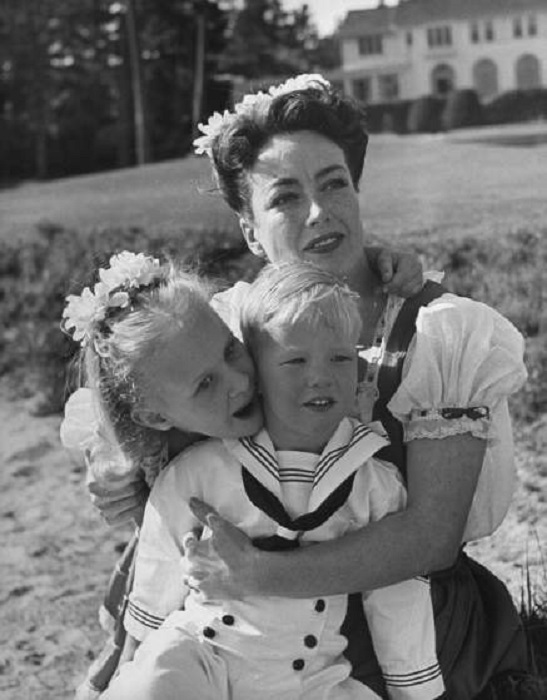 Джоан Кроуфорд и ее приемные дети Кристина и Кристофер. Монтерей, Калифорния, 1945 год.