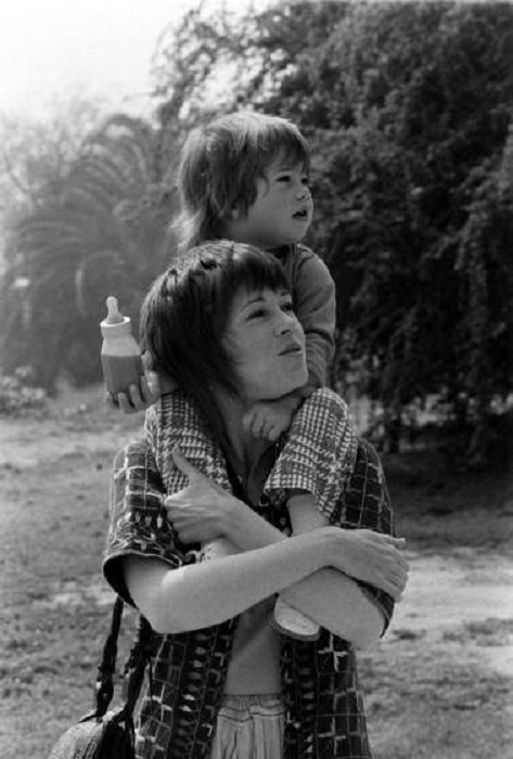 Джейн Фонда и ее дочь Ванесса в Калифорнии, 1971 год.