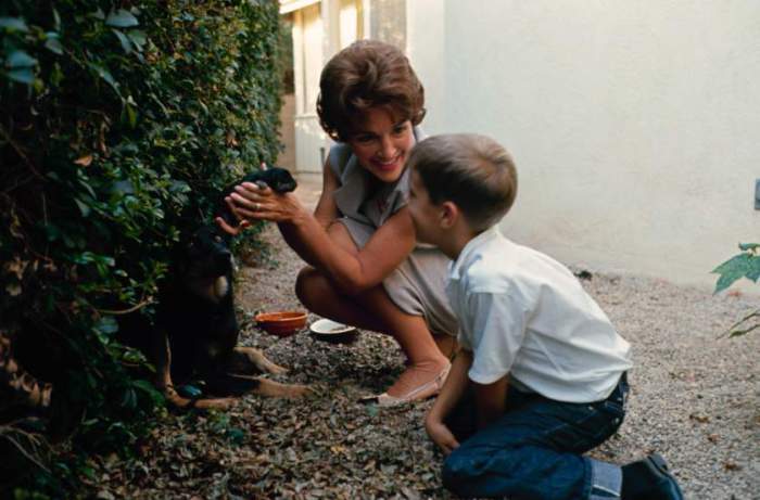 Нэнси Рейган и ее сын Рон-младший в Pacific Palisades, Калифорния, 1965 год.