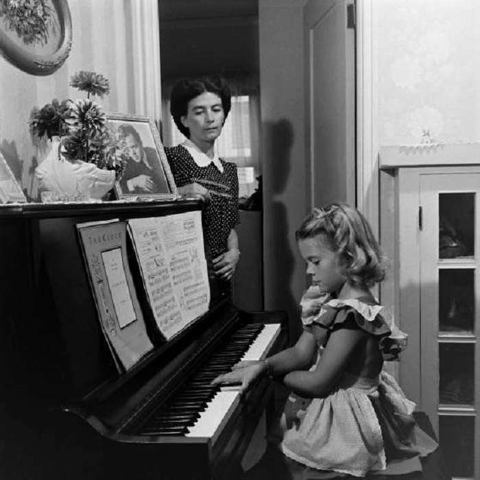 Натали Вуд и ее мать дома, 1945 года.