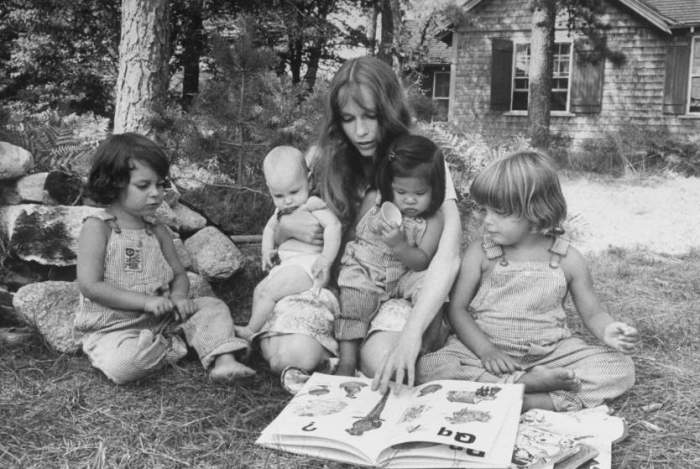 Миа Фэрроу читает книгу своим детям в Мартас-Винъярде, 1974 год.