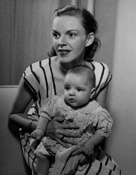 Джуди Гарленд и дочь Лайза Минелли у себя дома в Голливуде в 1946 году.