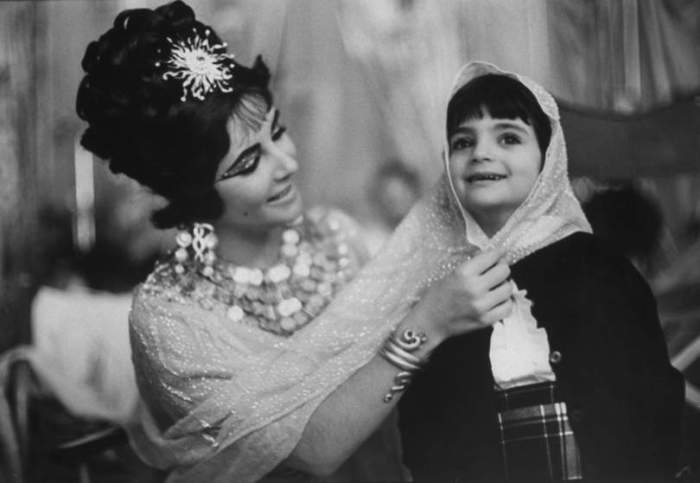 Элизабет Тейлор на съемках «Клеопатры» с дочерью Элизабет Фрэнсис, в Риме в 1962 году.