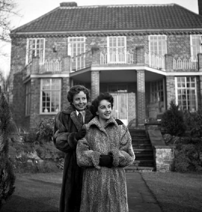 Элизабет Тейлор и ее мать, Сара, в 1948 году.