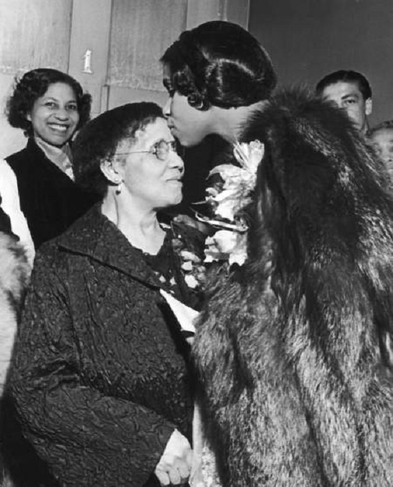 Мариан Андерсон благодарит свою маму поцелуем, 1938 год.