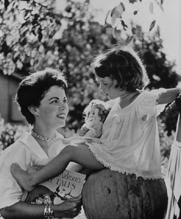 Ширли Темпл с дочерью Лори в Атертон, Калифорния, в 1957 году.