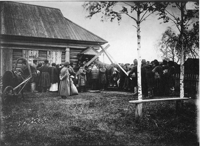 Раздача крестьянам в ссуду хлеба в городе Княгинине, 1892 год.