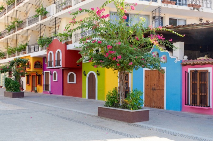 Улицы крупного курортного города Пуэрто-Вальярта пестрят яркими домиками, привлекая заезжих клиентов.