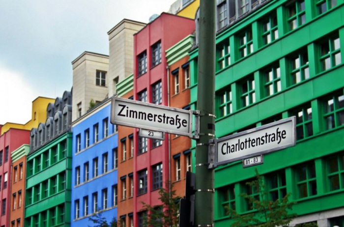 Жители одного из районов Берлина раскрасили улицы в яркие цвета.
