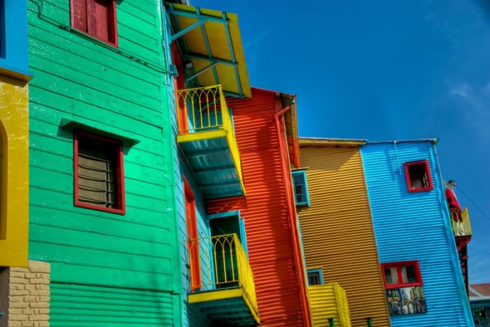 Жители Каминито раскрашивают свои дома во все цвета радуги.