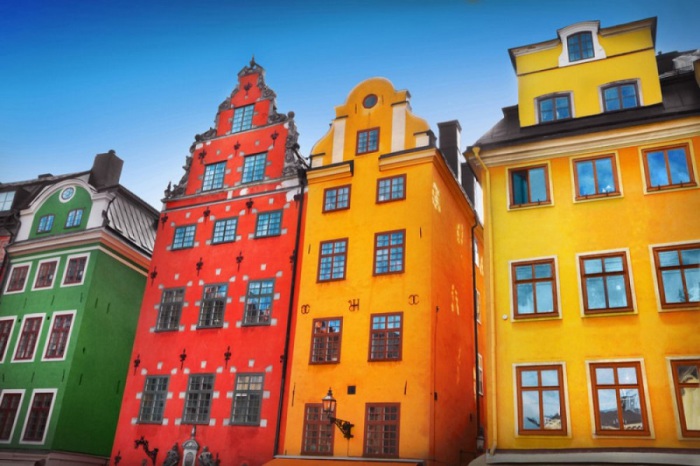 Яркие цвета домов в Стокгольме поднимают настроение даже в самые серые дни.