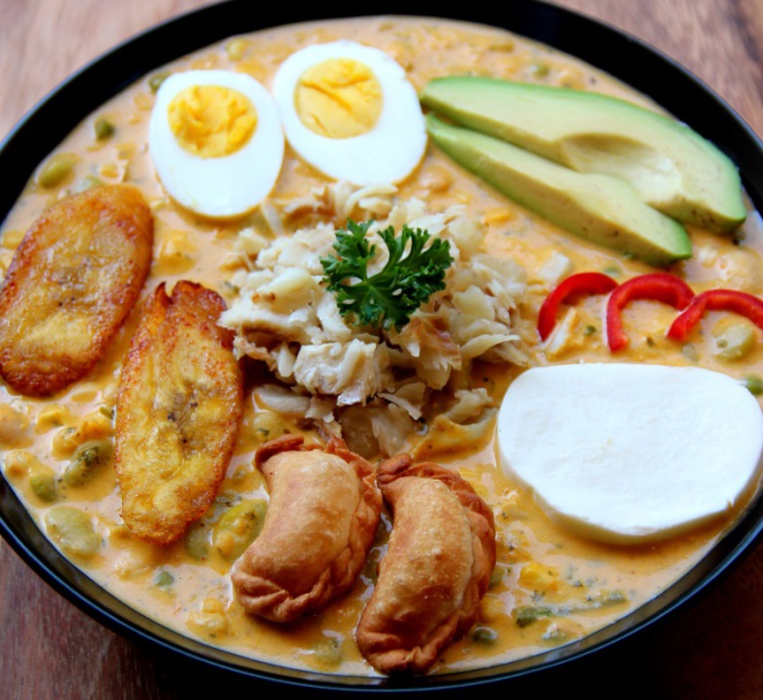 Эквадорский густой суп из рыбы и нескольких видов зерновых, который традиционно подается в Святую пятницу.