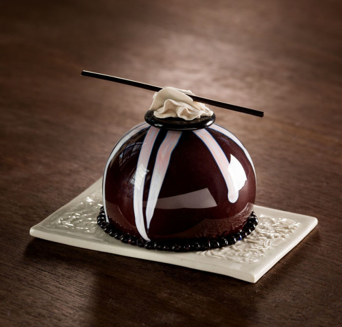 Любовь к десертам и работе со стеклом вдохновляет Шайну Лейб на создание сложных и уникальных шедевров.