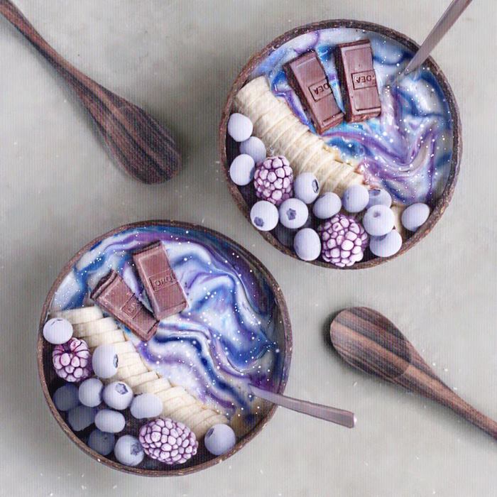 Пиалы со смузи, замороженными бананами, кокосовым молоком, черникой и голубым чаем и кусочками шоколада. Пиалы со смузи, замороженными бананами, кокосовым молоком, черникой и голубым чаем и кусочками шоколада.