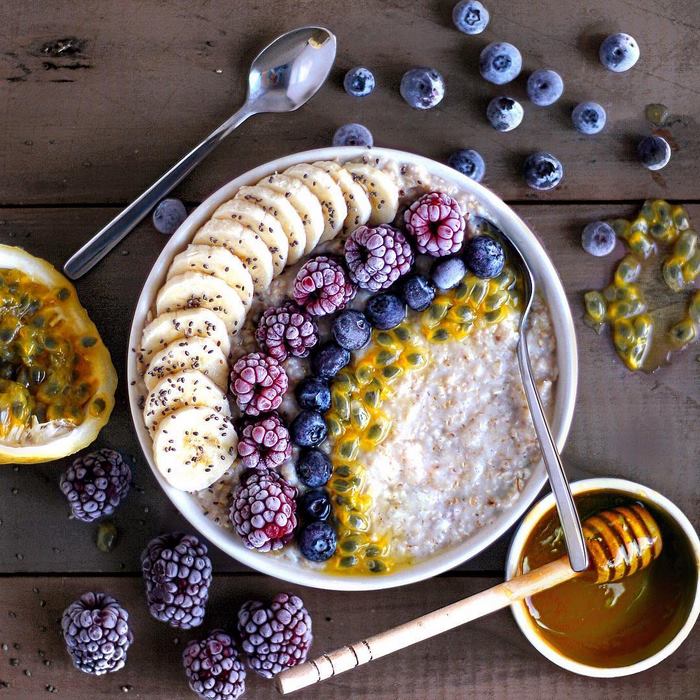 Оказывается, овсяная каша может быть очень аппетитной, если украсить ее ягодами и добавить немного сиропа. Оказывается, овсяная каша может быть очень аппетитной, если украсить ее ягодами и добавить немного сиропа.