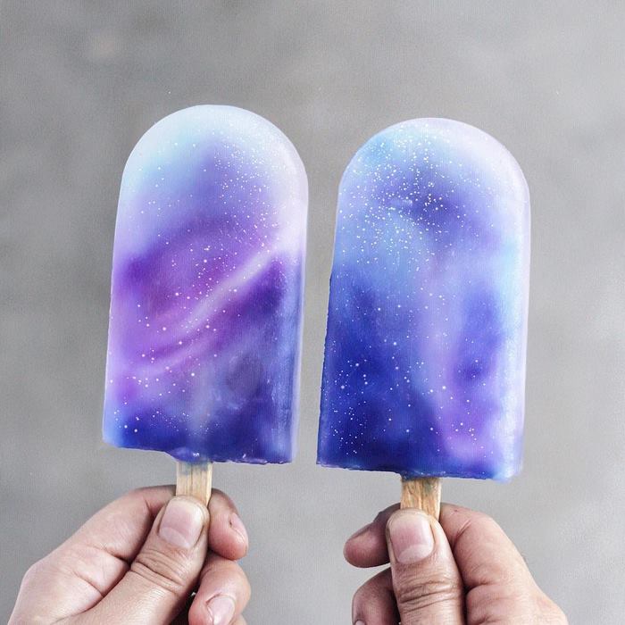 Это невероятное мороженое сделано из кокосового молока и нектара с добавлением голубого чая и черничного сока. Это невероятное мороженое сделано из кокосового молока и нектара с добавлением голубого чая и черничного сока.