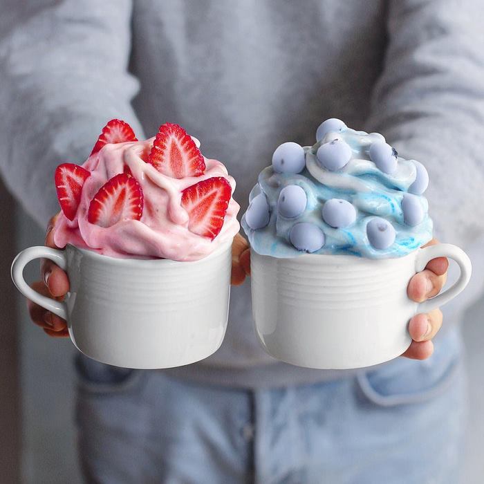 Аппетитные смузи с клубникой и замороженной голубикой совсем не похожи на «скучную» вегетарианскую пищу. Аппетитные смузи с клубникой и замороженной голубикой совсем не похожи на «скучную» вегетарианскую пищу.