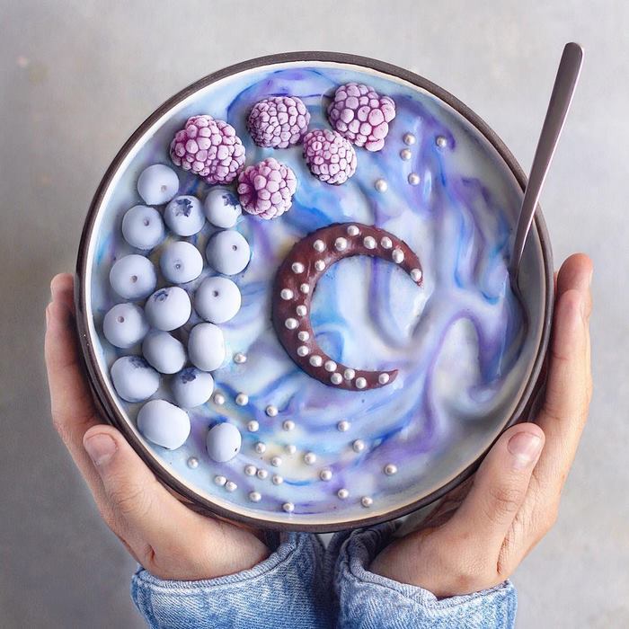 На этот фантастический смузи с шоколадным месяцем и замороженными ягодами автора вдохновило настоящее затмение. На этот фантастический смузи с шоколадным месяцем и замороженными ягодами автора вдохновило настоящее затмение.