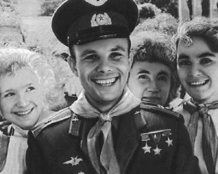 Советский лётчик-космонавт Юрий Гагарин в окружении женщин.